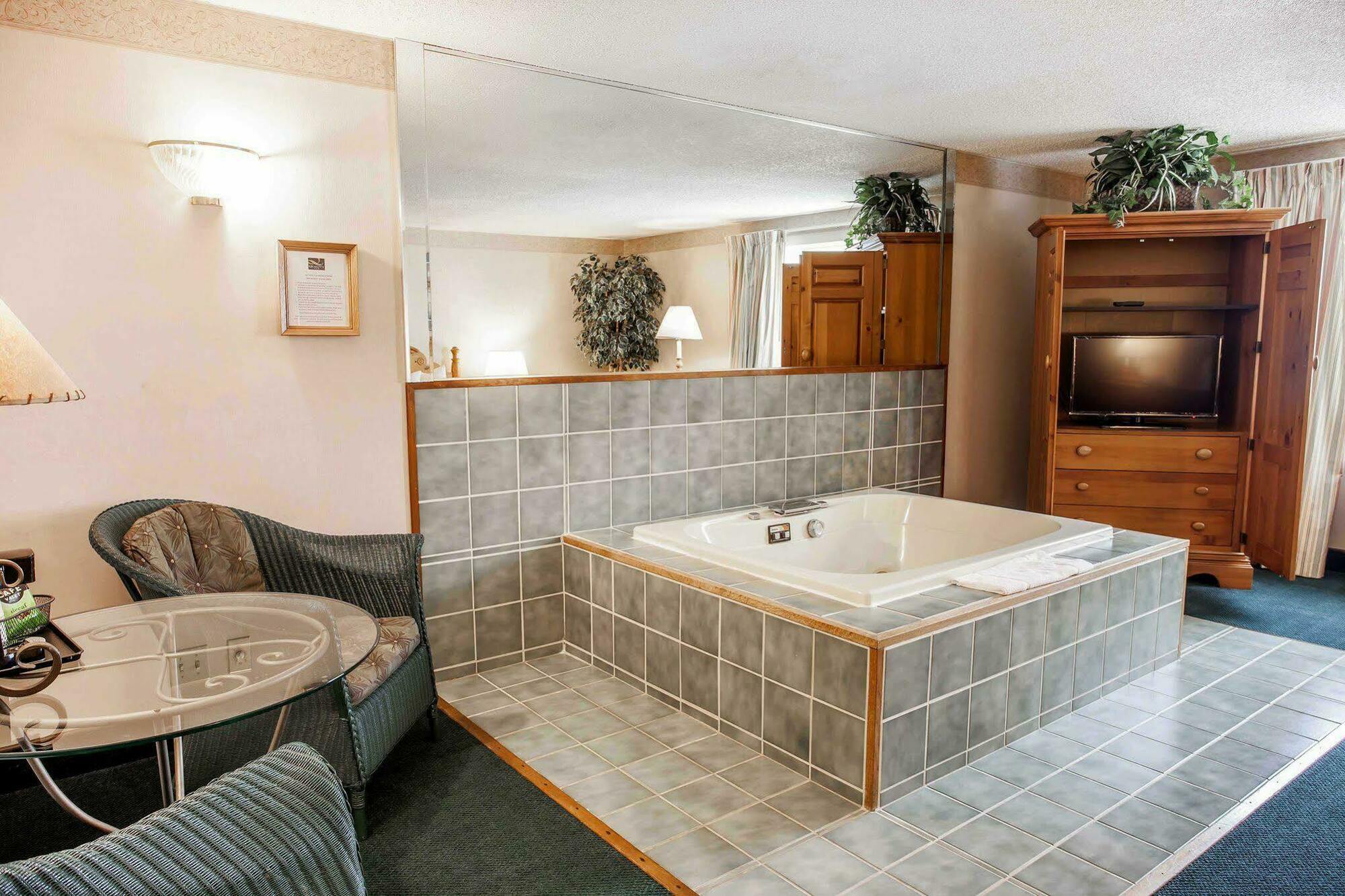 Quality Inn & Suites Bremerton Near Naval Shipyard Exterior foto